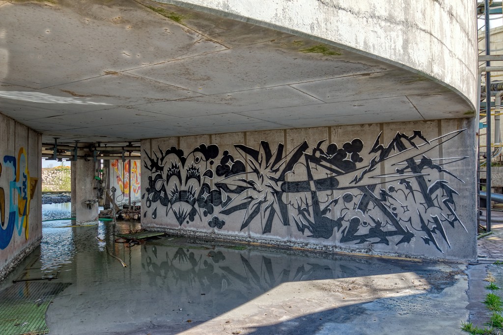 HDR graffiti streetart art kunst factory usine fabriek urbex chemie chemical industry industrie lost abandoned abandonnee decay vervuild pollution vervuiling